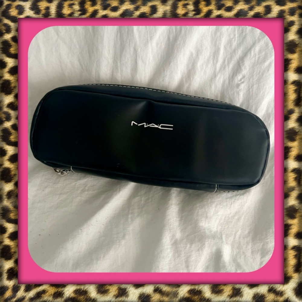 👑✅PRICE FIRM✅ Rare🔥🔥MAC Cosmetics Black Makeup Pouch